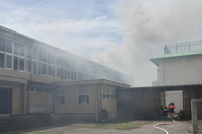 千葉・我孫子の納屋で火災、隣接の小学校体育館に延焼