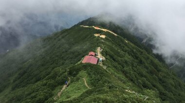 北アルプス西岳でテント泊中に体調不良　ヘリで搬送も男性死亡　27日には燕岳で男性死亡　山岳遭難相次ぐ