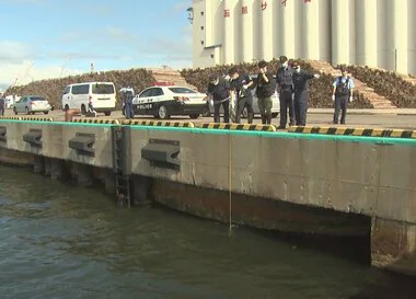 北海道函館市のふ頭近くの海面にうつぶせで浮く男性の遺体…歯型などから市内の20代男性と身元判明　外傷なし　死因は溺死