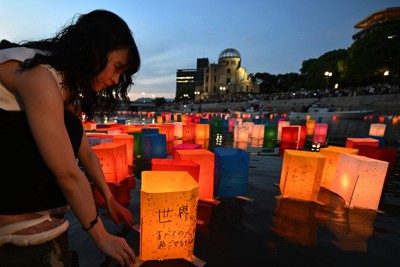 犠牲者追悼、世界平和を祈り灯籠流し　広島原爆の日