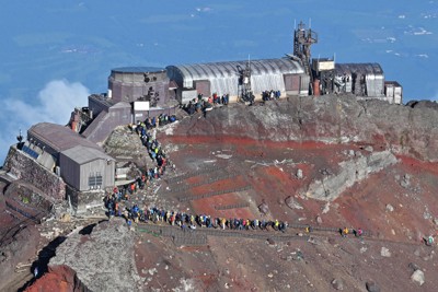 「山の日」前に富士山にぎわい　山頂の石碑に長い行列