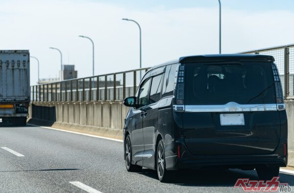 追い越し車線を走り続けてどかないアナタ！　あおり運転の原因になってない？　みなさんの切実な意見に感服しました！