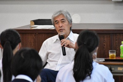 思春期＝学びの時　「ゴリラの先生」山極寿一さん、高校生に金言