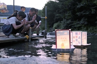 「決して決してわすれません」　日航機墜落事故39年で灯籠流し