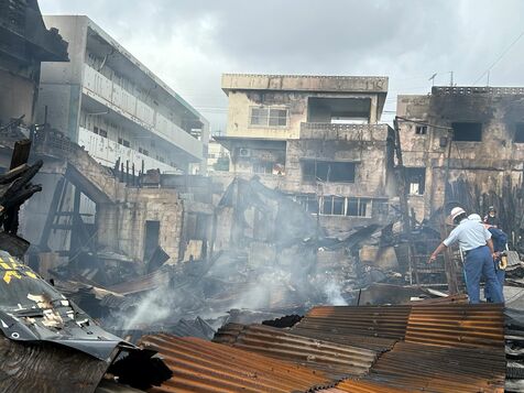 沖縄市の火災、発生から12時間後も鎮火せず けが人なし　交通規制も継続中【動画あり】