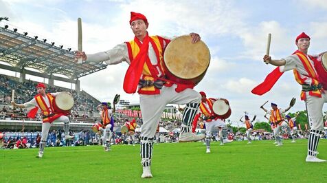 迫力の演舞で雨吹き飛ばす　沖縄市で全島エイサーまつり　きょう8月25日まで