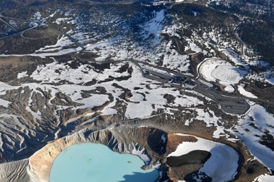 草津白根山　15年ぶりに登山道の通行を許可　ガイド付き予約制