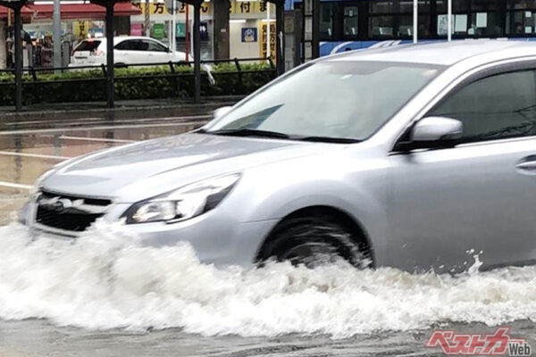 台風10号が日本列島直撃!!　各地で冠水の恐れあり！　やむをえず冠水路を走る時の注意点とは