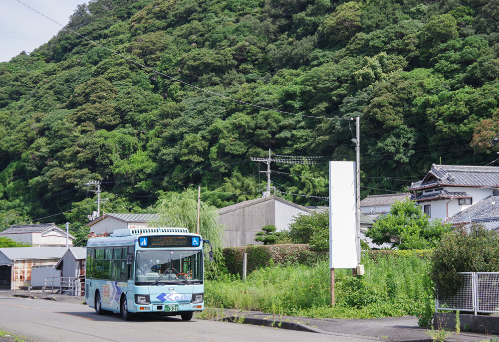 遅れてナンボが当たり前だと!?　“ローカル路線バスあるある”が深すぎた!!