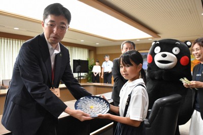 熊本の小学5年生、フグ処理師の試験に史上最年少合格 知事を表敬