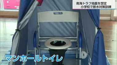 小学生が断水を想定し訓練「水の大切さがわかりました」6キロの給水袋にベルトを通して背負う体験も