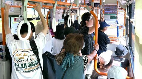 沖縄路線バスの無料乗り放題「遠出は久しぶり」　初の日曜日　バス停に行列、ぎゅうぎゅう詰め車内も