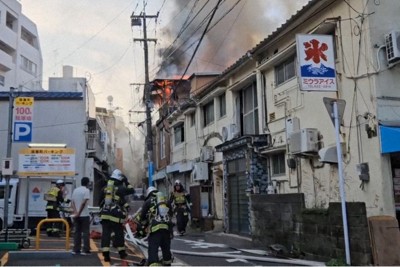 長崎市で集合住宅火災　男児含む3人搬送、80代女性が重傷か