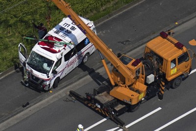 救急車が乗用車と衝突、田んぼに転落　5人搬送　三重・鈴鹿