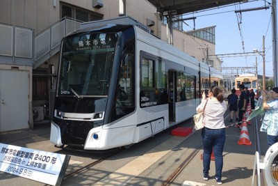 「格好良い」　白と黒色の超低床車両　熊本市電10年ぶり新型