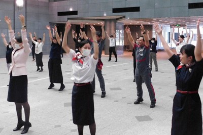 日本航空、健康増進へ成田空港でラジオ体操講座　専門トレーナー指導