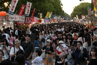 37度近い猛暑の中、筥崎宮の「放生会」にぎわう　博多三大祭り