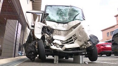 車３台が絡む事故で運転席が大破　１９歳男性が死亡　同乗の１５歳女子高校生も病院搬送　「追い越し禁止」の県道で対向車線にはみ出したか　福岡・筑紫野市　