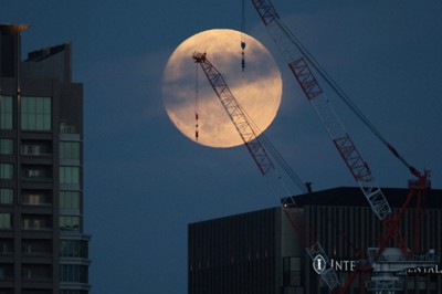 中秋の名月、「うめきた」ビルの背後に　再開発進む街照らす　大阪