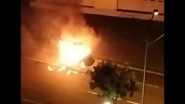 深夜に爆発音とクラクション…軽乗用車がオレンジ色の炎に包まれ全焼 「車が燃えている」 後部座席から性別不明の1人の遺体 北海道札幌市