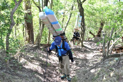 40キロの資機材を担ぎ山頂へ　焼失した神社の再建を目指す72歳