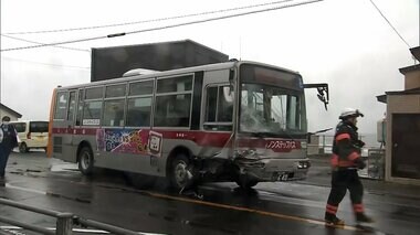 「乗用車が大破して煙が出ている」路線バスと乗用車が正面衝突　乗用車運転の女性が死亡、バス乗客ら18人ケガ　北海道・函館市