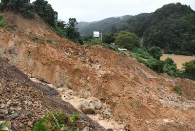 土砂崩落、ぬかるみひどく　トンネル内は石散乱　孤立集落まで行けず