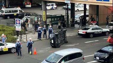 仙台駅前で車横転 タクシーと衝突し２人けが 交差点に遅れて進入か 情報カメラが瞬間捉える