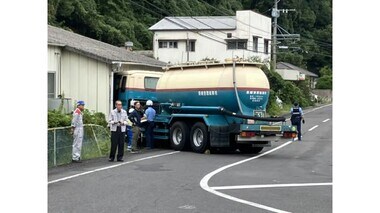 佐世保でタンクローリーが建物に突っ込む　運転していた男性が意識不明の重体で病院に搬送【長崎】