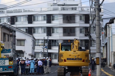 「建物が傾いている」　広島市で道路陥没、水道管破裂が原因か