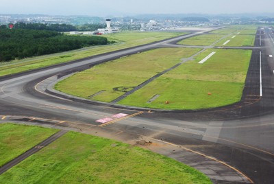 勢いよく噴き上がった黒煙　長径7mの陥没、誘導路に　宮崎空港