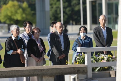 「次は核廃絶」　広島県被団協理事長が原爆慰霊碑にノーベル賞報告