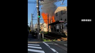 都電荒川線沿線の住宅で2棟全焼する火災…約2時間運転見合わせに　火元の住人（55）重傷　東京・豊島区