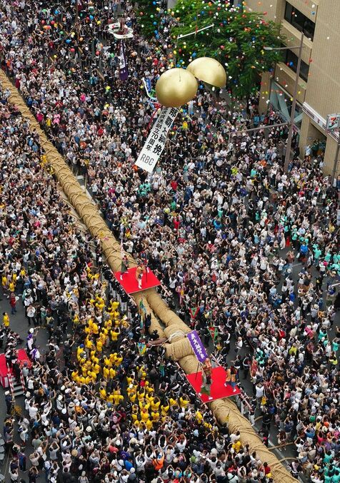 【速報】那覇大綱挽は2年連続で東が勝利　28万人が参加　全長160メートル・重さ32トン　世界一の綱を引き合う