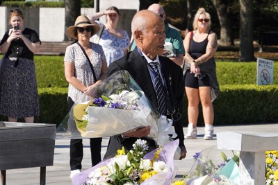 「皆さんのおかげで受賞」　広島県被団協の箕牧理事長、慰霊碑に献花