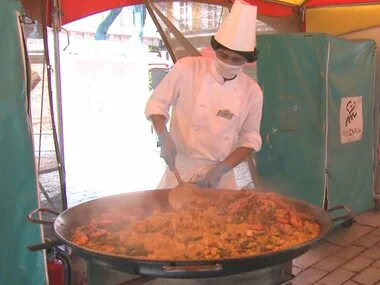 その量50人前…志摩スペイン村「美食の祭典」に直径約1mの“大鍋パエリア” 地元産のシロサバフグ使う