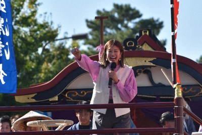 稲村亜美さん「神スイング」披露　津まつりで一日船長　三重