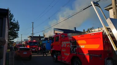 【火災速報】激しく立ちのぼる“煙”早朝に住宅火災 「一般住宅の2階窓から煙が出ている」近所の住人が通報 消防車など12台が出動し消火活動続く 閑静な住宅街が騒然に 北海道札幌市