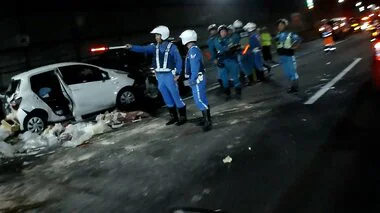 【速報】首都高湾岸線の多摩川トンネルで乗用車やトラックなど7台が絡む事故…1人心肺停止で12人ケガ　渋滞の列にトラックが突っ込んだか