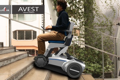 階段もOK！ LIFEHUBの次世代電動車いす『AVEST』…クローラー採用