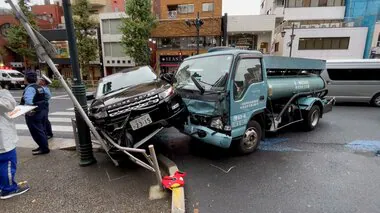 東京大学の赤門前でトラックと乗用車の右直事故…運転していた男性2人が軽いケガ　東京・文京区