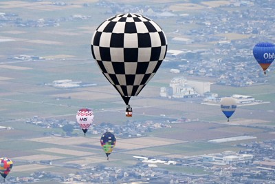 色とりどりの気球に歓声　佐賀バルーンフェスタ始まる　127機参加