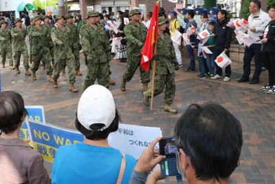 佐世保市民と触れ合いを　銃なしで繁華街パレード　自衛隊と米軍