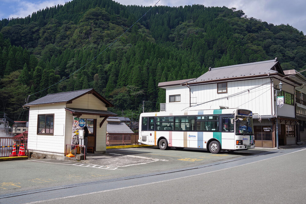 横に伸びるバス路線を縦に進むだと!?　この乗りバスがダイナミックすぎた!!