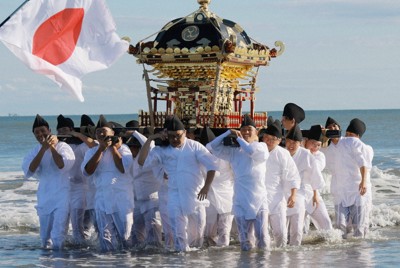 みこし担ぎ、荒波へ　12年に1度の「お浜降り」　千葉・浦賀神社