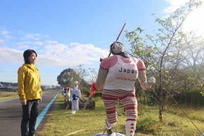 北口榛花選手、ミャクミャクずらり　和歌山でかかしの出来競う