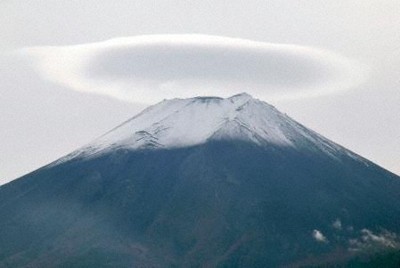 富士山の上に巨大な笠雲　山頂は真っ白に雪化粧