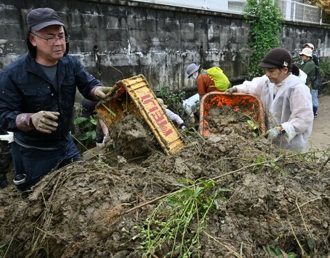 「雨が上がらないと落ち着かない」　沖縄北部豪雨で被災3村　断続的に雨　住民ら土砂撤去や掃除作業進める