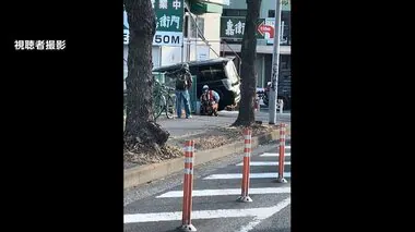 「階段に挟まった」車が歩道乗り越え階段に突っ込む　80代男性が運転　けが人なし　横浜市都筑区