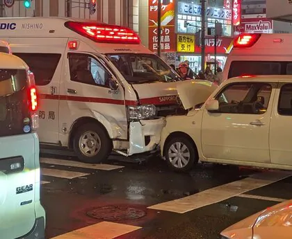 【緊急走行中の救急車】交差点で乗用車と出合い頭に衝突…計4台が絡む事故に―搬送されていた高齢男性は別の救急車で病院へ、ほかに男性3人軽傷 北海道札幌市